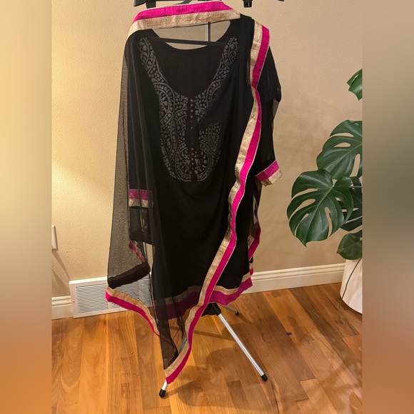 Pure georgette kurta with Pink and Gold Trim &soft net dupatta - Picture 4 of 13